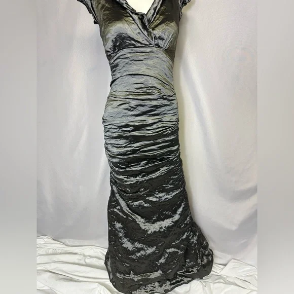 Nicole Miller Dresses | Nicole Miller Metallic Taffeta Crinkle Stretch Mermaid V-Neck Gown Silver Size 0 | Color: Silver | Size: 0 | Stanco99'S Closet